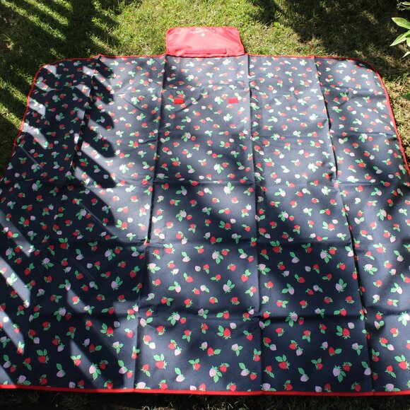 New Kate Spade Large Strawberry Toss Packable Picnic Beach Blanket Mat 55"x 57" - Picture 2 of 3